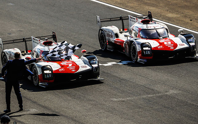 Гиперкары Toyota пересекают линию финиша в Ле-Мане