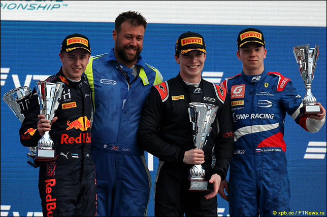 Гонщики Формулы 2 на подиуме