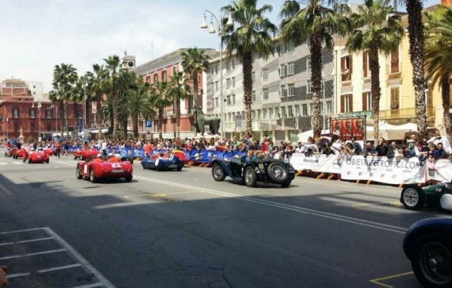Парад исторических машин в Бари