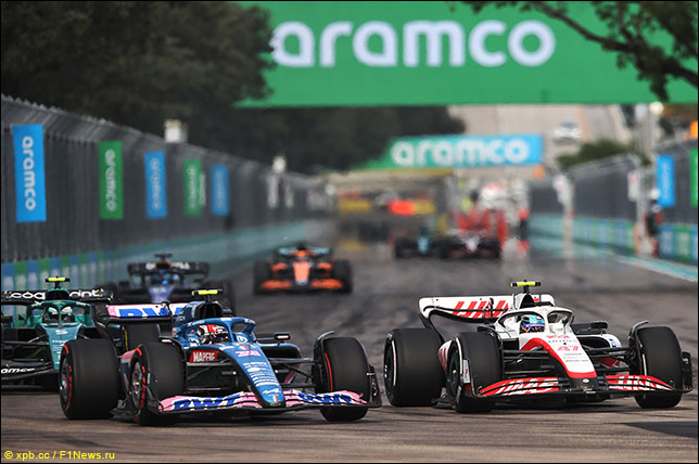 Эстебан Окон и Мик Шумахер сражаются за позицию