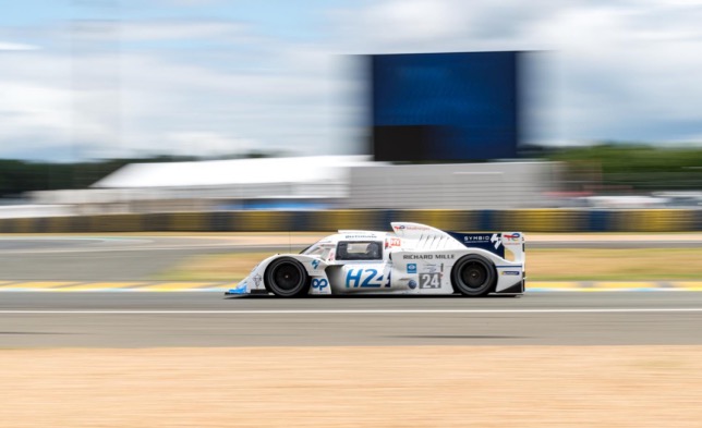 Стефан Ришельми за рулём спортпрототипа H24 на трассе в Ле-Мане, фото пресс-службы ACO