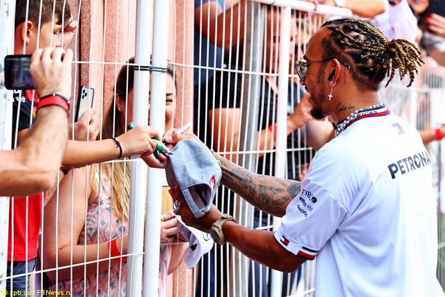 Льюис Хэмилтон раздаёт автографы