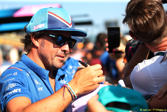 Фернандо Алонсо раздаёт автографы