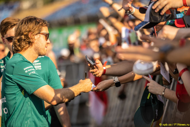 Себастьян Феттель раздаёт автографы