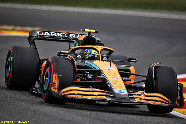 Машина McLaren MCL36 на трассе в Спа