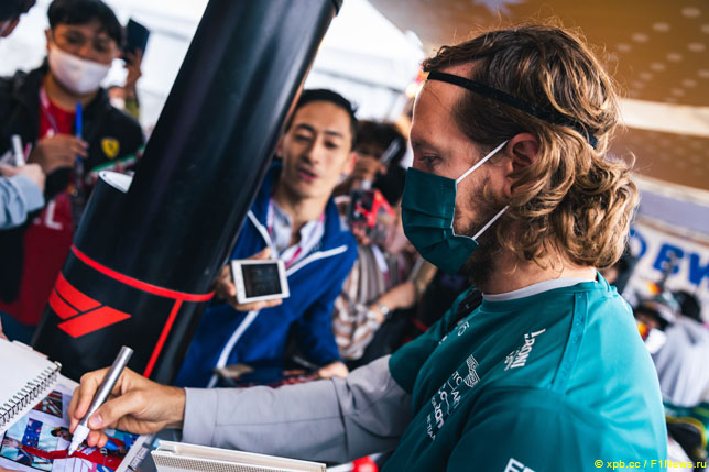 Себастьян Феттель раздаёт автографы