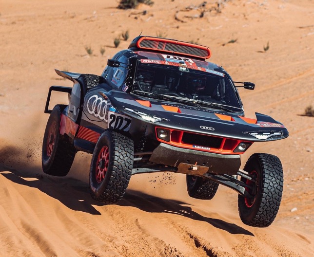 Audi Карлоса Сайнса и Лукаса Круза на дистанции ралли-рейда, фото пресс-службы Audi