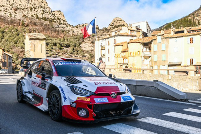 Себастьен Ожье за рулём Toyota GR Yaris на трассе Rallye Monte-Carlo, фото пресс-службы команды