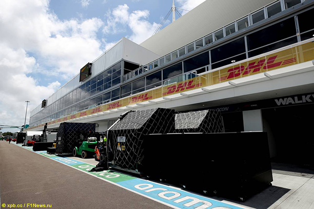 Грузы команд Формулы 1 на пит-лейн автодрома в Майами