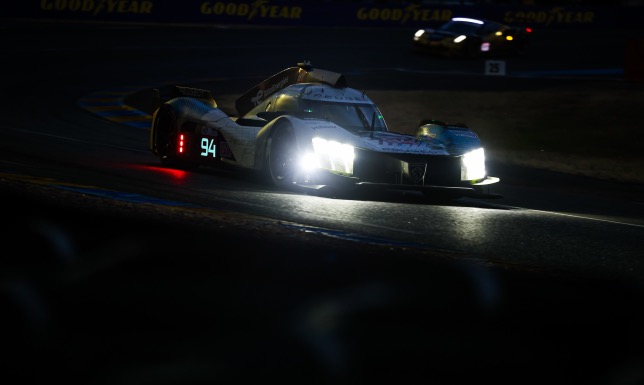 Машина Peugeot лидирует в гонке, фото Peugeot Sport