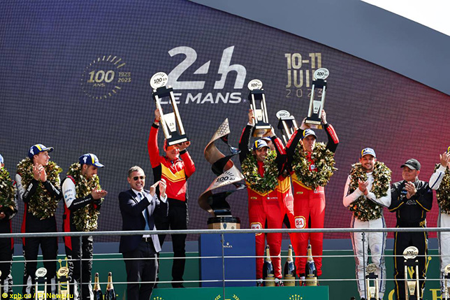 Победители гонки получили награды из рук Тома Кристенсена, девять раз побеждавшего в Ле-Мане