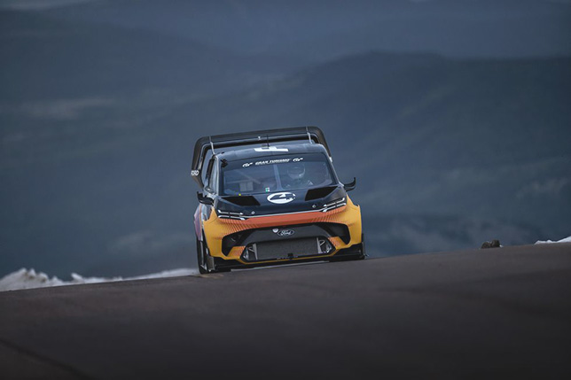 Роман Дюма за рулём его SuperVan4