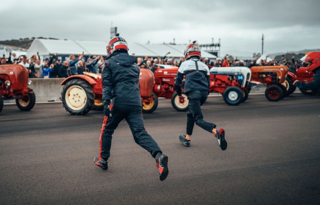 Старт гонки на тракторах, фото пресс-службы Porsche