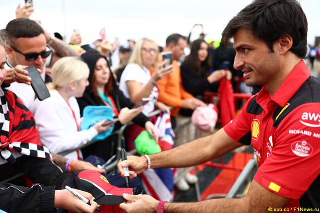 Карлос Сайнс раздаёт автографы