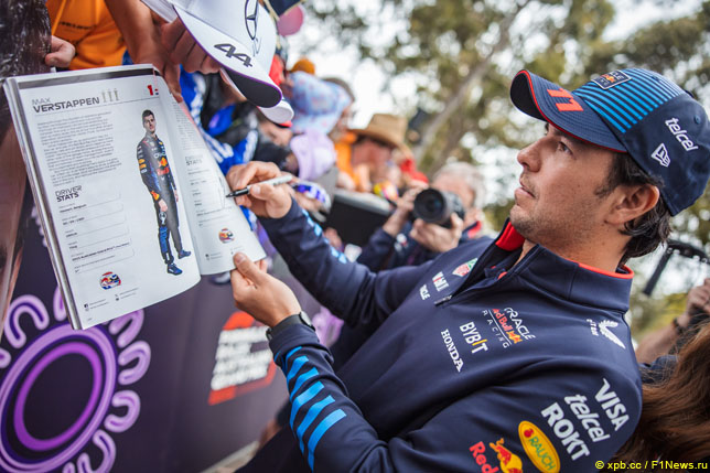 Серхио Перес раздаёт автографы