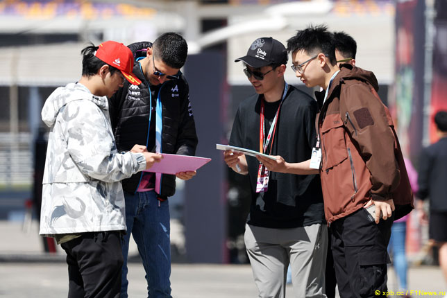 Эстебан Окон раздаёт автографы