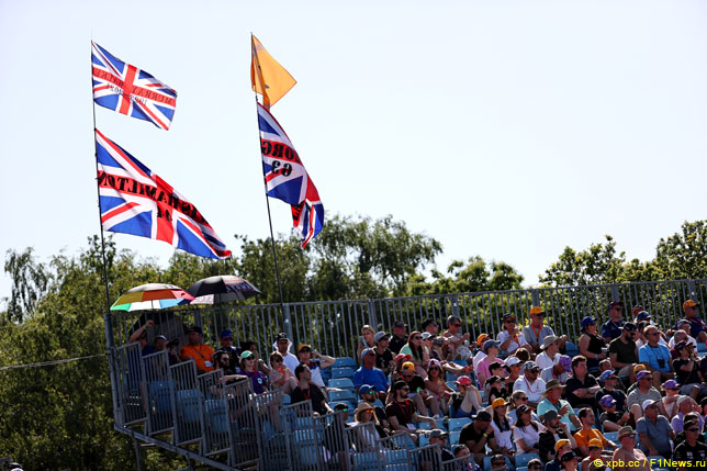 Болельщики с британскими флагами