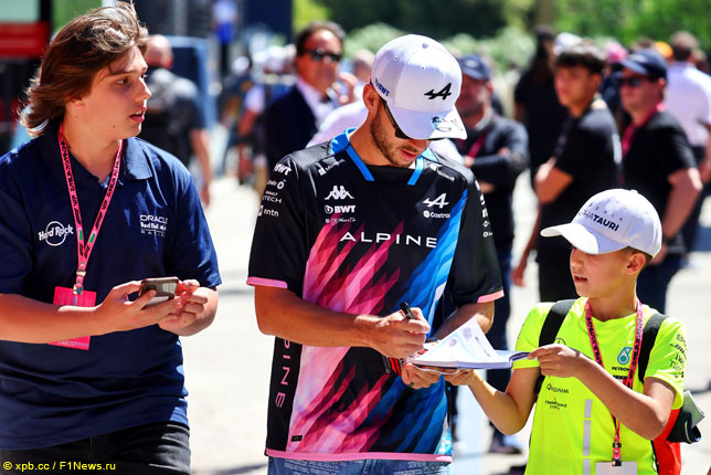 Пьер Гасли раздаёт автографы