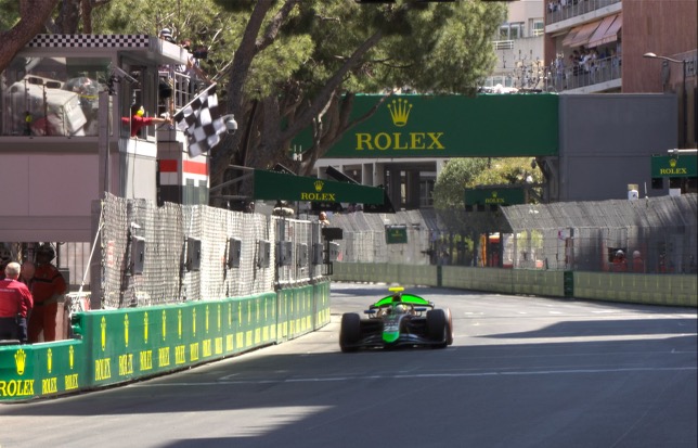 Тейлор Барнард первым пересекает линию финиша в Монако, фото пресс-службы Формулы 2