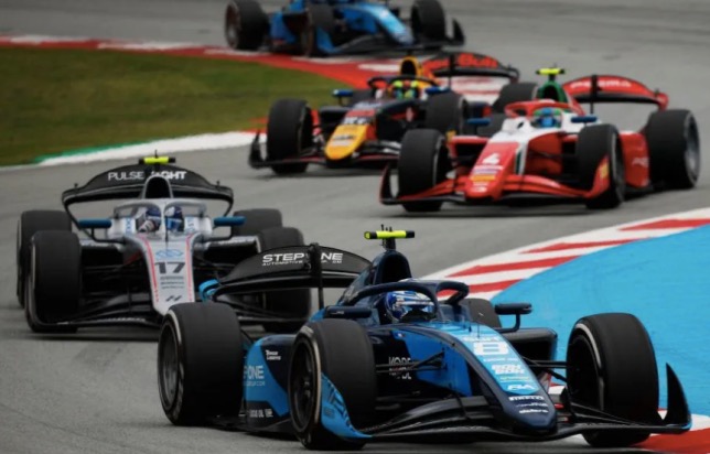 Один из эпизодов субботнего спринта, на первом плане Хуан-Мануэль Корреа, фото Ф2