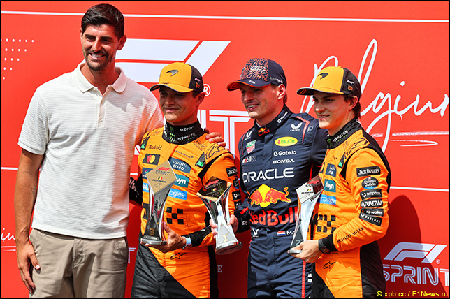 Вратарь мадридского "Реала" Тибо Куртуа и гонщики