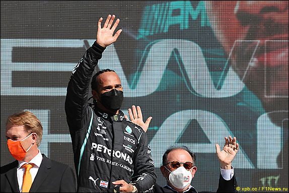 Подиум Гран При Мехико 2021. Льюис Хэмилтон.