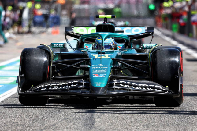 AMR25 Фернандо Алонсо на пит-лейн автодрома в Имоле, фото XPB