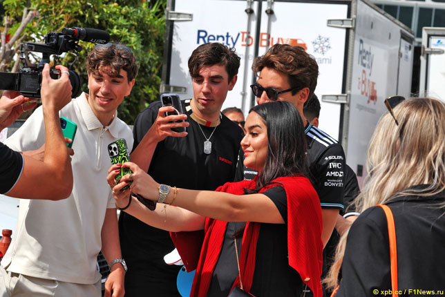 Джордж Расселл с болельщиками