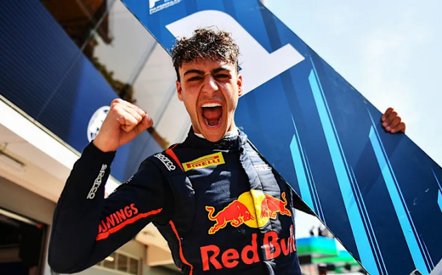 Арвид Линдблад, победитель воскресной гонки Ф2 в Барселоне, фото Формулы 2