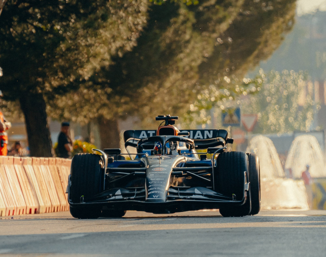 Карлос Сайнс за рулём Williams FW45 во время показательных выступлений в Мадриде, фото Williams