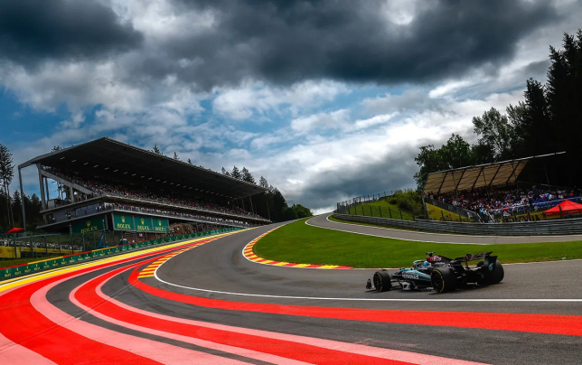 Угол подъёма от Eau Rouge достигает 15 процентов, фото Mercedes