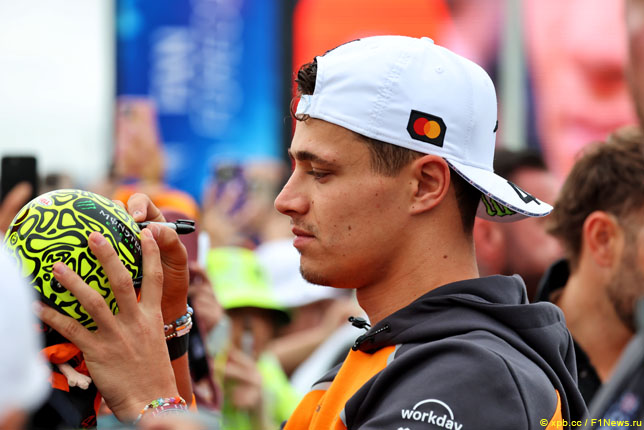 Ландо Норрис раздает автографы