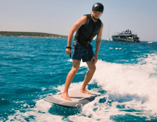 Макс Ферстаппен на отдыхе; на горизонте виднеется его яхта, фото из социальных сетей