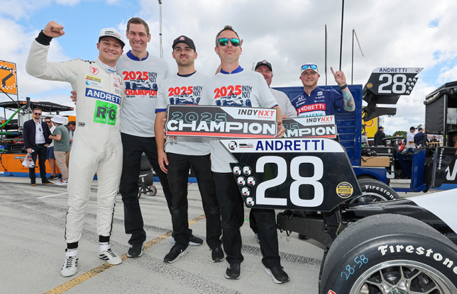 Деннис Хаугер и его команда, фото пресс-службы Indy NXT