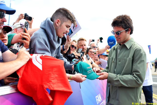 Лэнс Стролл раздаёт автографы