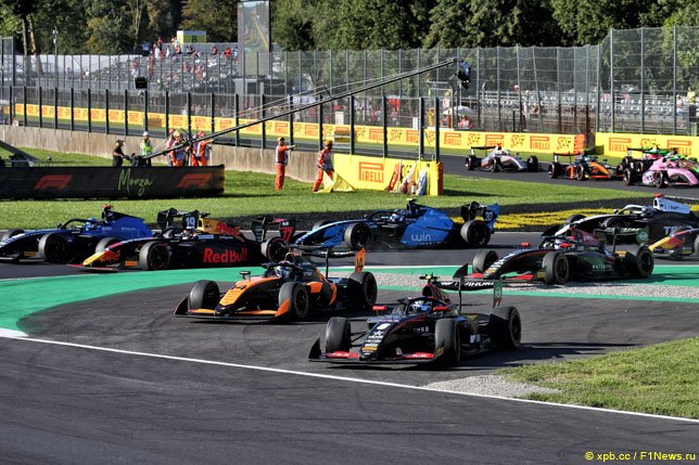 Старт финальной гонки сезона Формулы 3 в Монце