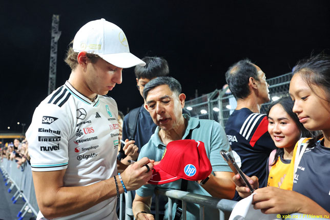 Кими Антонелли раздаёт автографы