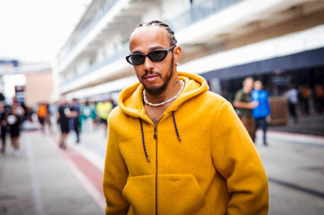 Льюис Хэмилтон в паддоке автодрома в Остине, фото XPB