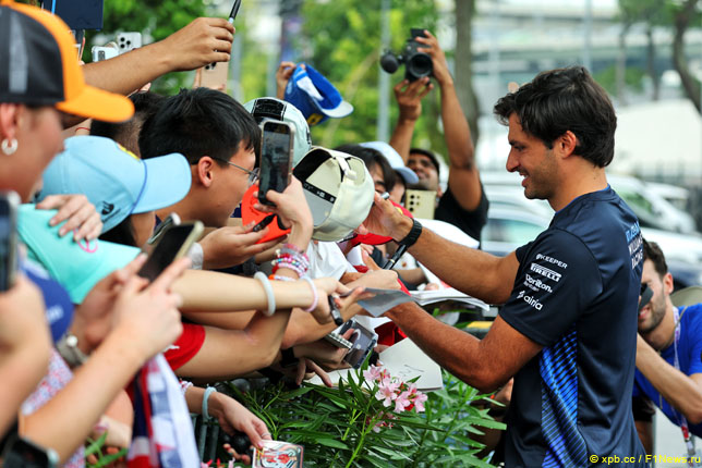 Карлос Сайнс раздаёт автографы