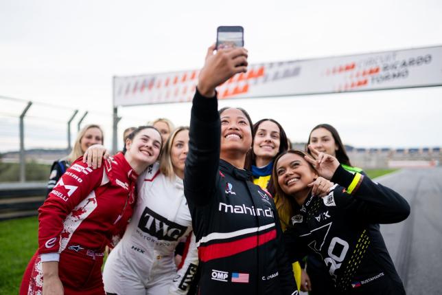 Участницы тестов, в центре – Хлоя Чэмберс, слева Эбби Пуллинг, справа – Бьянка Бустаманте, фото пресс-службы серии