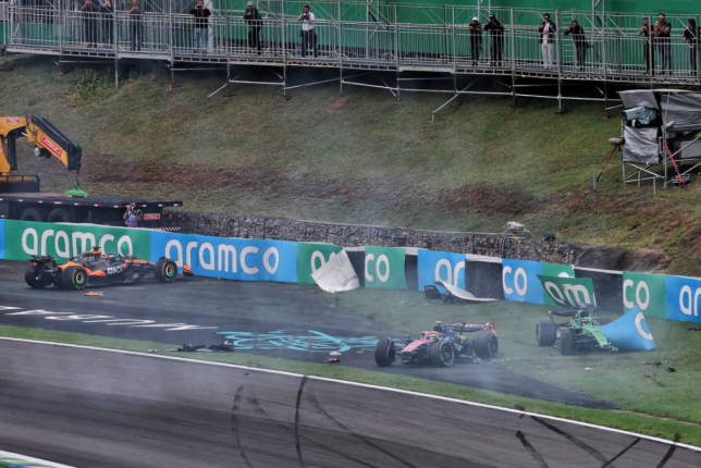 После вылета трёх машин в 3-м повороте спринт пришлось прервать красными флагами, фото XPB