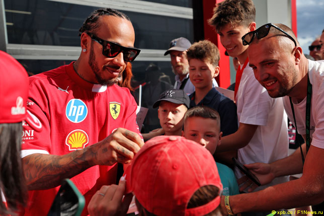 Льюис Хэмилтон раздаёт автографы