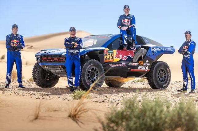 Карлос Сайнс и его напарники у внедорожника Ford Raptor, фото Red Bull