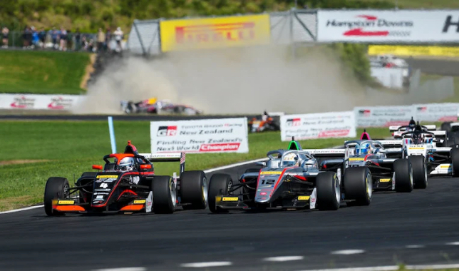 Уго Угочукву прорывается в лидеры на машине номер 4, фото пресс-службы серии