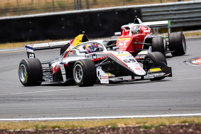 Калле Рованперя за рулём машины Hitech на трассе в Таупо, фото пресс-службы Формулы Regional Oceania