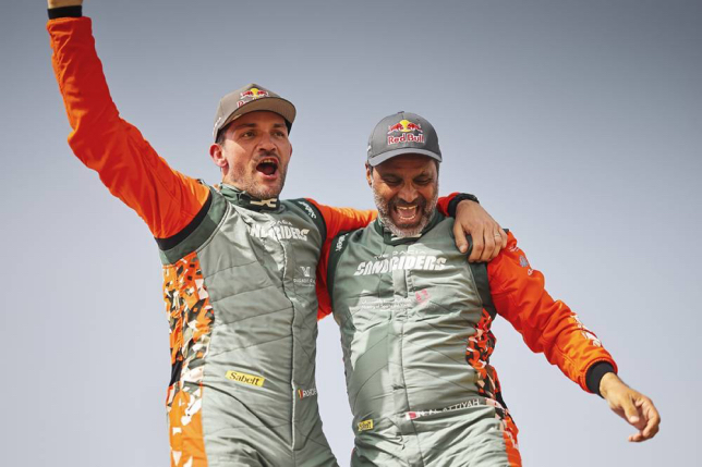 Нассер Аль-Аттийя и Фабиан Лёркен, победител Дакара, стоп-кадр из видео пресс-службы ралли-рейда