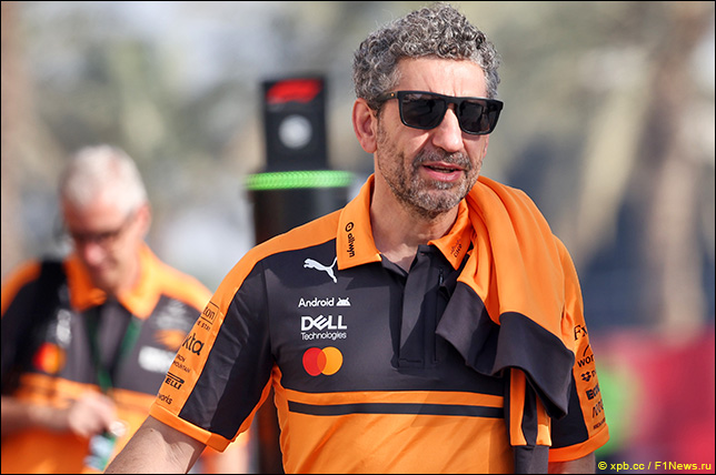 Руководитель команды McLaren Андреа Стелла утром третьего дня тестов