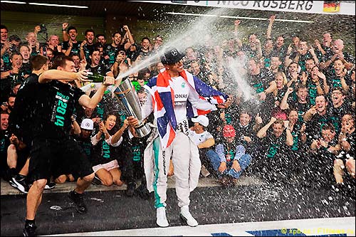 Льюис Хэмилтон и Mercedes празднуют победу и чемпионский титул