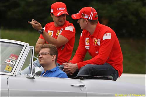 Фелипе Масса и Кими Райкконен во время парада пилотов