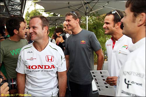 Четверг. Гонщики Формулы 1 в Монце